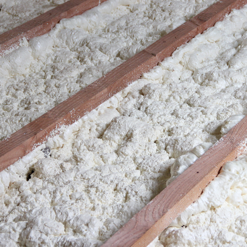 Isolation des combles et des plafonds par l'extérieur avec de la ouate de cellulose