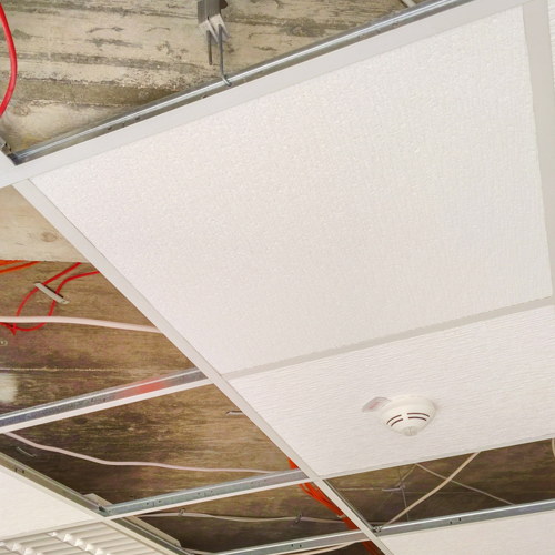 Préparation de plafond suspendu pour isolation par l'intérieur par la menuiserie Jollivet