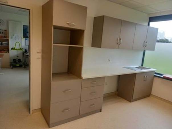 Agencement d’une cuisine design avec intégration de l’électroménager pour l’Hôpital de La Rochelle