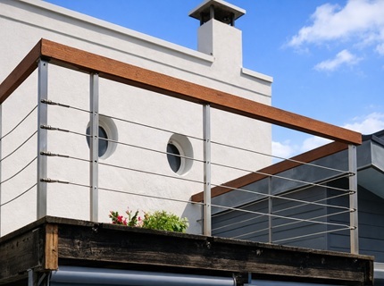 Terrasse avec garde corps en bois exotique sipo après rénovation à Lagord pour particulier