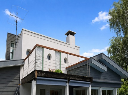 Garde corps en bois sipo installé sur toit terrasse à Lagord, projet de rénovation pour particulier avec structure horizontale et finition soignée