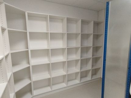 Meuble de rangement pour archives en mélaminé blanc conçu pour l Hôpital de La Rochelle dans un projet de rénovation intérieure