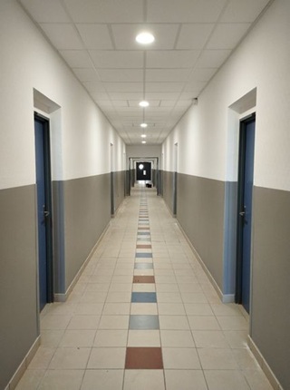 Couloir avec protection mural gris et finition soignée lors d’une rénovation à la Caserne Beauregard à La Rochelle