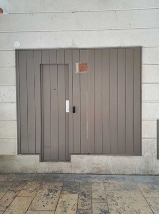 Détail de porte de service intégrée dans une façade bois rénovée pour le Crédit Mutuel à Chaniers