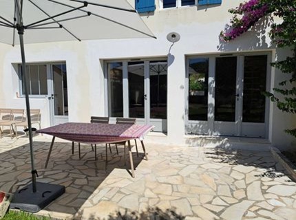 Baie vitrée en aluminium gris installée sur façade rénovée à l Ile de Ré pour un projet de menuiserie extérieure