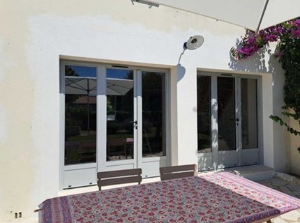 Menuiseries extérieures en aluminium gris posées lors d une rénovation à l Ile de Ré