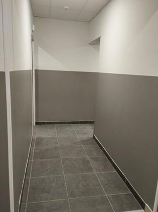 Espace de circulation rénové avec protection mural gris Déco Choc à la Caserne Beauregard La Rochelle