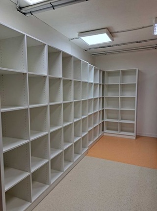 Mobilier d archives en mélaminé blanc installé à l Hôpital de La Rochelle dans le cadre d un projet de rénovation avec rayonnage mural sur mesure.