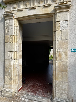 Projet de rénovation d'une ouverture ancienne à La Rochelle avant la pose d'une nouvelle porte en bois