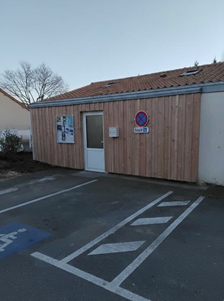 Vue de biais du local technique place, place PMR du local