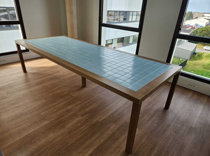 Table en mosaïque et chêne massif