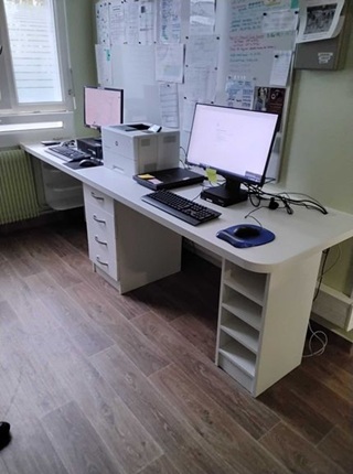 Nouveau bureau infirmier en mélaminé blanc après rénovation à l’hôpital de La Rochelle espace de travail fonctionnel