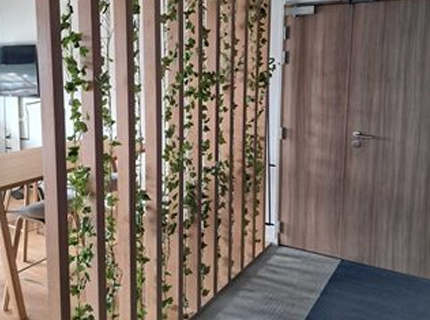 Claustra ajouré en bois sur mesure dans une salle de pause à La Rochelle Périgny