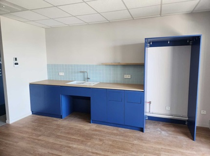 Caissons de cuisine en melamine bleu 19 mm en cours de pose pour amenagement interieur EDF a Perigny projet neuf