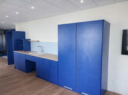 Cuisine collectif équipée à Périgny avec placards hauts, évier et rangements sur mesure