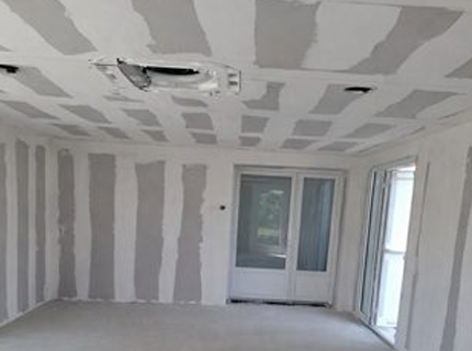 Doublage et isolation des murs d'une maison de Lagord en plaques de platre
