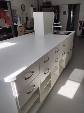 Détail des tiroirs et niches d’un mobilier de soin en mélaminé blanc pour établissement de santé à La Rochelle