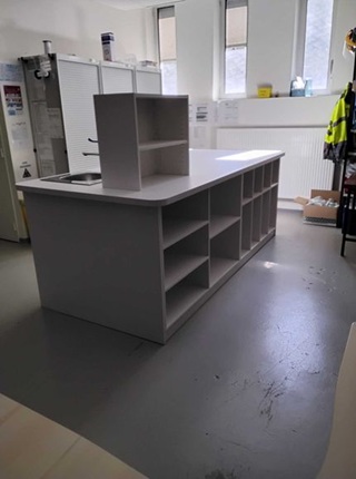 Niches de rangement ouvertes en mélaminé blanc pour mobilier de soin et aménagement santé à La Rochelle