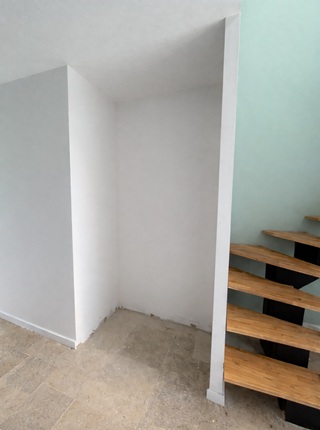 Niche murale destinée à recevoir une penderie surmesure dans un projet d’aménagement intérieur à Périgny