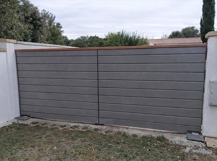 Portail bois massif gris à Lagord après rénovation, réalisation sur mesure pour Monsieur Eustache