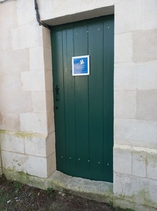 Porte en bois rénovée chapelle d Aytré