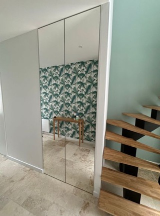 Penderie surmesure avec façades miroir intégrée dans un aménagement intérieur à Périgny