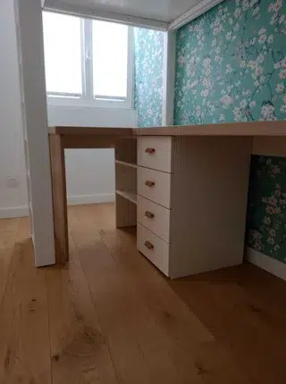 Bureau intégré sous lit mezzanine en mélaminé blanc dans une chambre d’enfant à Périgny, agencement sur mesure réalisé en rénovation