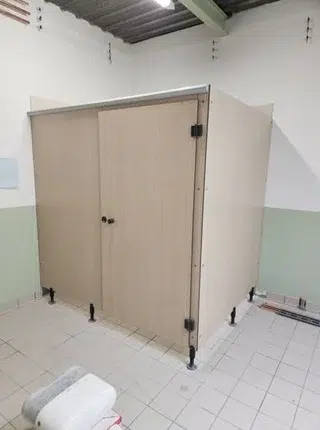 Cellule PMR en cloison compacte bois clair installée dans une piscine à Saintes dans le cadre d’un projet de rénovation