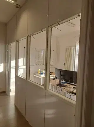 Mur en cloison modulaire avec vitrages et store en applique pour aménagement de bureaux d’entreprise à Saintes en rénovation