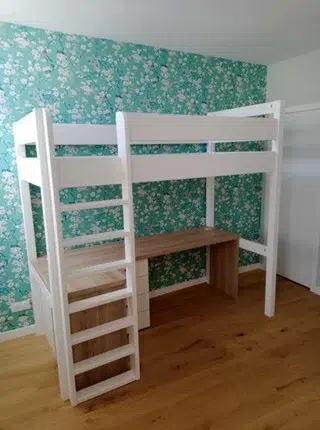 Lit mezzanine sur mesure en mélaminé blanc avec bureau intégré, agencement de chambre d’enfant en rénovation à Périgny