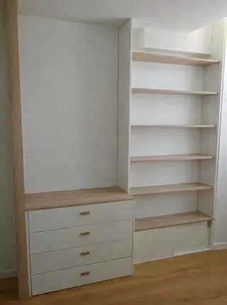 Meuble de rangement sur mesure avec étagères et tiroirs en mélaminé blanc pour chambre d’enfant en rénovation à Périgny